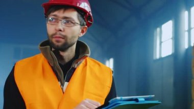 Bir ambar işçi veya tablet ile çalışan Oluşturucu portresi
