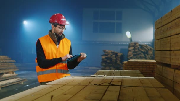 Trabajador de almacén está trabajando en logística, utiliza tableta — Vídeo de stock