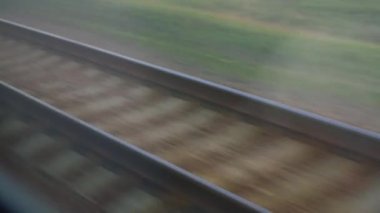 Tren hareket eden bir trenin penceresinden