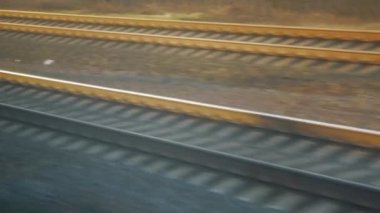 Demiryolu hızlı bir şekilde atılıyor geçmişin, tren penceresinden görünümü