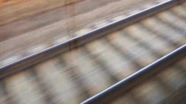 Вид из окна поезда на железнодорожные пути — стоковое видео