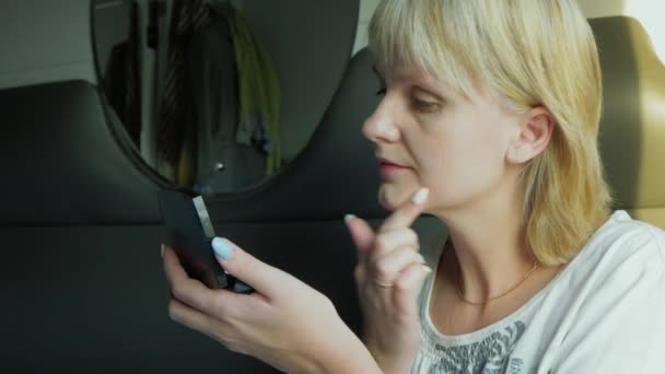 Vrouw doet make-up op een trein — Stockvideo