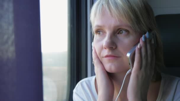 La donna parla al telefono in treno — Video Stock