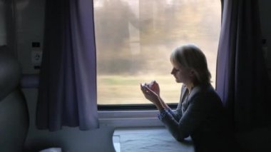 Her zaman bağlı - kadının trende bir telefon