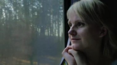 Genç kadın, hayal hızlı bir şekilde seyahat tren pencere