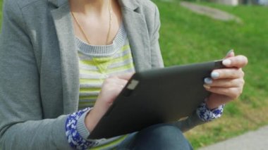 Bir kadınla parkta bir tablet