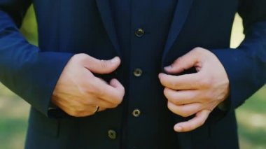 Açık havada kadar düğmelerini üç parçalı takım elbiseli bir adam