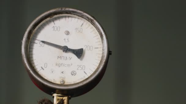 Ancien manomètre : montre la pression, la main tremblant légèrement 