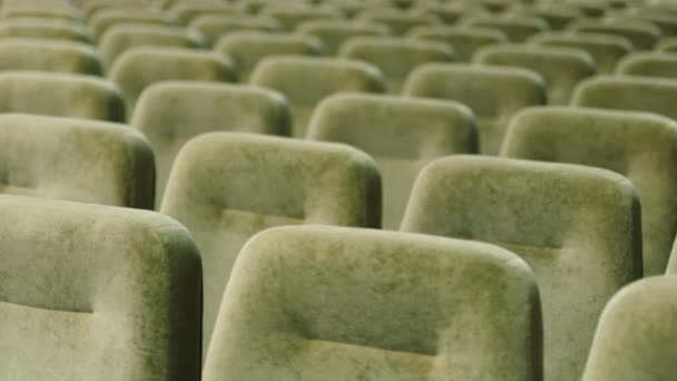 Filas de asientos vacíos en un teatro — Vídeo de stock