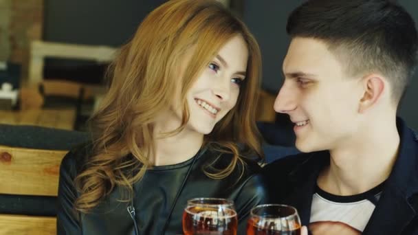 Casal jovem com copos de vinho, sorrir um para o outro — Vídeo de Stock