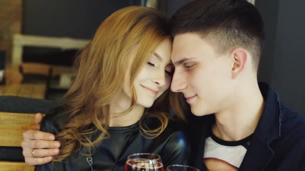 Um casal em um café celebra aniversário — Vídeo de Stock