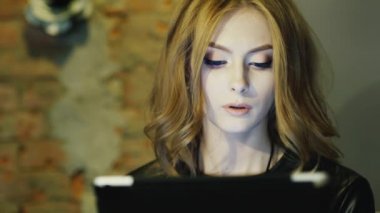 Tablet haberlerde genç çekici kadın okur