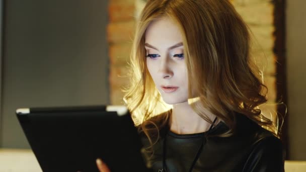 Jolie jeune femme appréciant une assiette dans un café ou un bureau — Video