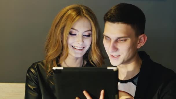 Arkadaşlar zevk kafede tablet — Stok video