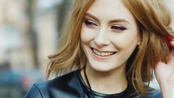 Kameraya gülümseyen genç bir mavi gözlü kadın portresi — Stok video