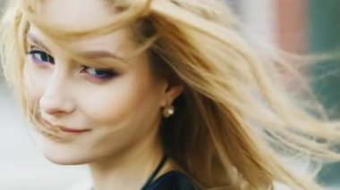 Rüzgar güzel bir kadın saç ile çalış