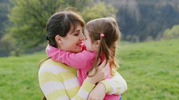 Doce menina três anos abraçando sua mãe — Vídeo de Stock