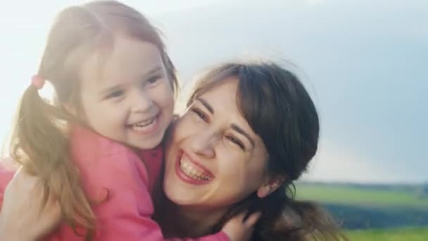 Mutlu çocukluk: anne ve kızı sarılma ve gülüyor — Stok video