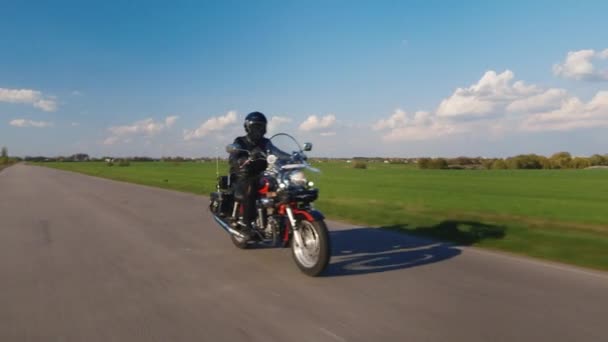 Een droom reis - rijden op een motorfiets — Stockvideo