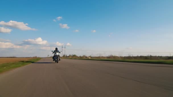 O céu, a estrada e a bicicleta — Vídeo de Stock