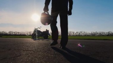 Hayal ve seyahat etmek için ileri. Motosiklet motosiklet kask elinde ile gider