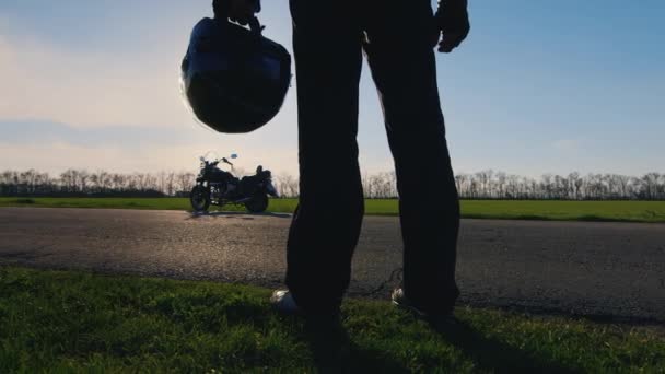 Um sonho e uma motocicleta - motociclista olha para sua bicicleta — Vídeo de Stock