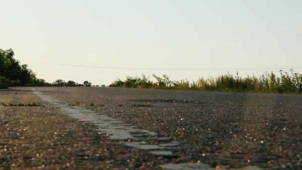 Statisches Schießen - Radfahren auf der Straße — Stockvideo