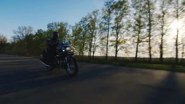 Videoreihe: Mit dem Fahrrad auf Landstraßen unterwegs — Stockvideo