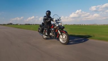 Yeşil alanlar arka plan üzerinde yolda motorcu rides