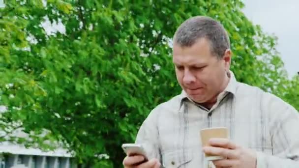 Leben in Eile. ein Mann geht sehr schnell die Straße hinunter und trinkt unterwegs Kaffee — Stockvideo