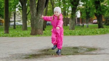 Bahar eğlence - kız bir su birikintisi çalışır.