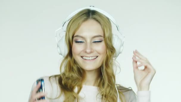 Chica con auriculares escuchando música y lúpulo — Vídeo de stock