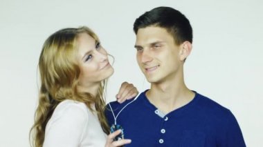 genç bir çift kulaklık müzik dinlemek