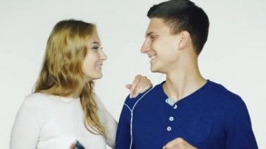 Genç çift kulaklık ve atlama müzik dinlerken