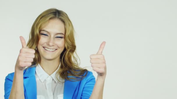 Mujer atractiva mostrando un pulgar hacia arriba, sonriendo, gesto de aprobación — Vídeos de Stock