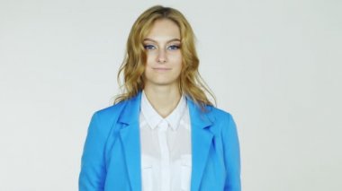 Kız öğrencinin ders kitapları ve egzersiz kitap, bir yığın tutarak gülümseyen