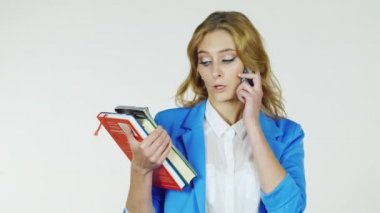 Mutlu öğrenci ile bir telefon kitap yığını. Beyaz bir arka plan üzerinde stüdyoda çekildi