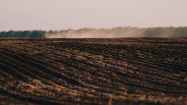Alan Ekim için hazır. Arka planda çalışan traktör