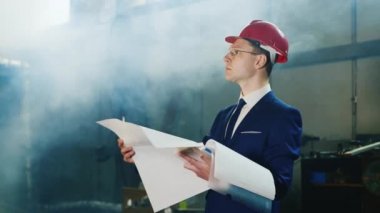 Mühendisi olarak bir takım elbise ve kask kapalı planları çalışmalar