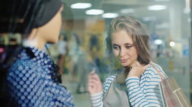 Kendine güvenen başlamak alışveriş. Genç kadın giyim mağaza vitrin ödeme kartı ile
