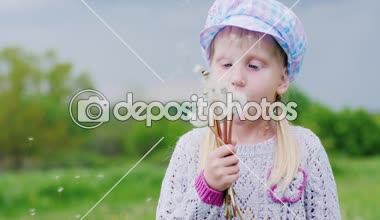 Kız 5 yaşında dandelions ile