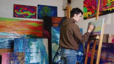 Ressam yaratıcı studio çalışma. Genç karışık yarış sanatçı boya resim
