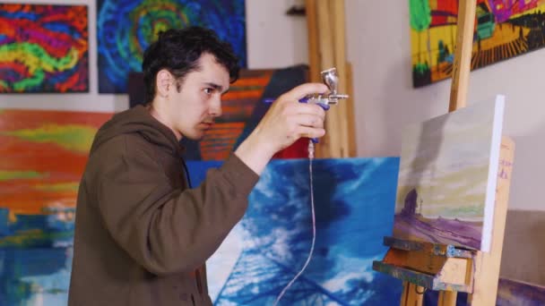 L'artista gestisce pittura aerografata — Video Stock