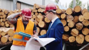 Mühendis bağırıyor ve Oluşturucu berates. Woods binanın bir blok arka planı olduğunu