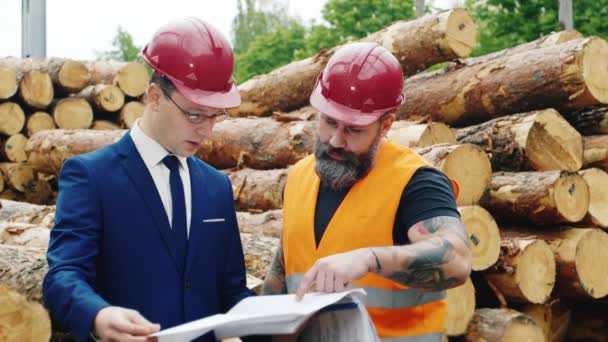 Engenheiro em um terno e um capacete com um estudo de trabalho documentos de construção . — Vídeo de Stock