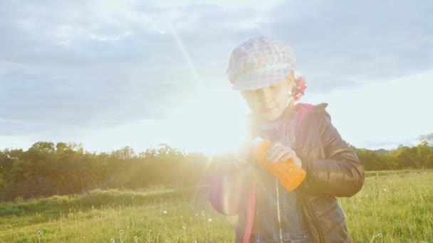 Bambino soffia bolle all'aperto — Video Stock