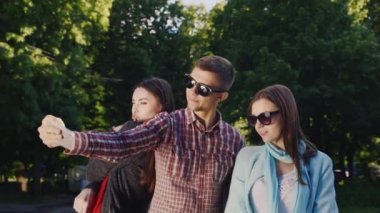 Genç hipster güneş gözlüğü grubu selfie yapar