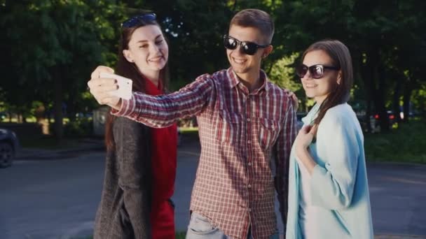 Τα γυαλιά ηλίου φίλων φτιάχνουν selfie. Ένας άντρας και δύο γυναίκες — Αρχείο Βίντεο