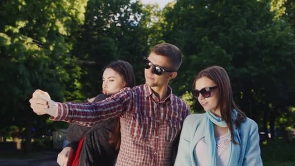 Groupe de jeunes lunettes de soleil hipster fait selfie — Video