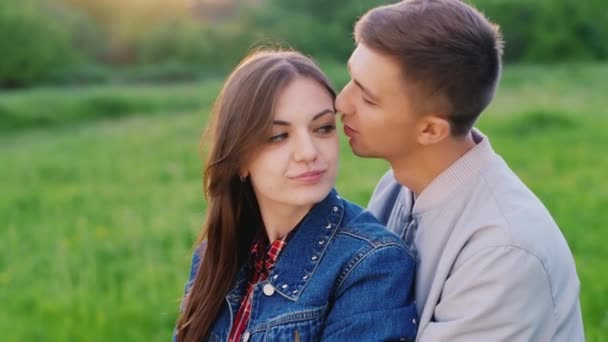 Young couple embracing. The guy embraces and kisses the girl — Stock Video